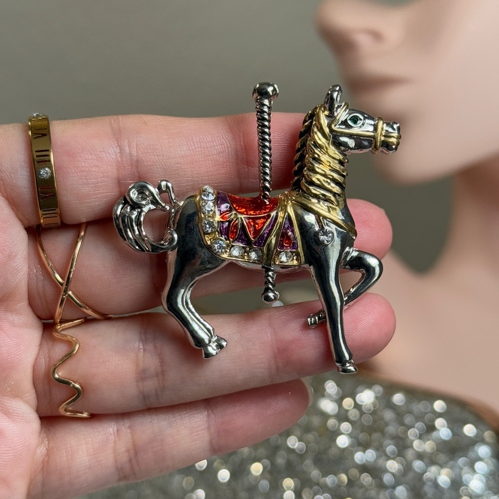 NEW | Carousel Horse Brooch With Enamel and Zirconia 🎠💎 - Picture 3 of 4